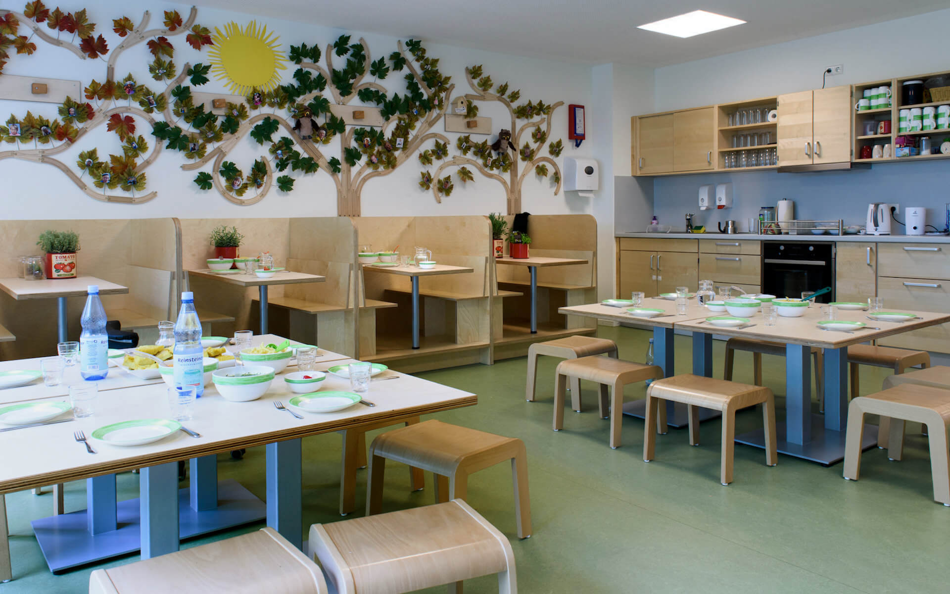 Kinderrestaurant in der Kita - mit Tischen und Stühlen - Tischlerei Wieskötter