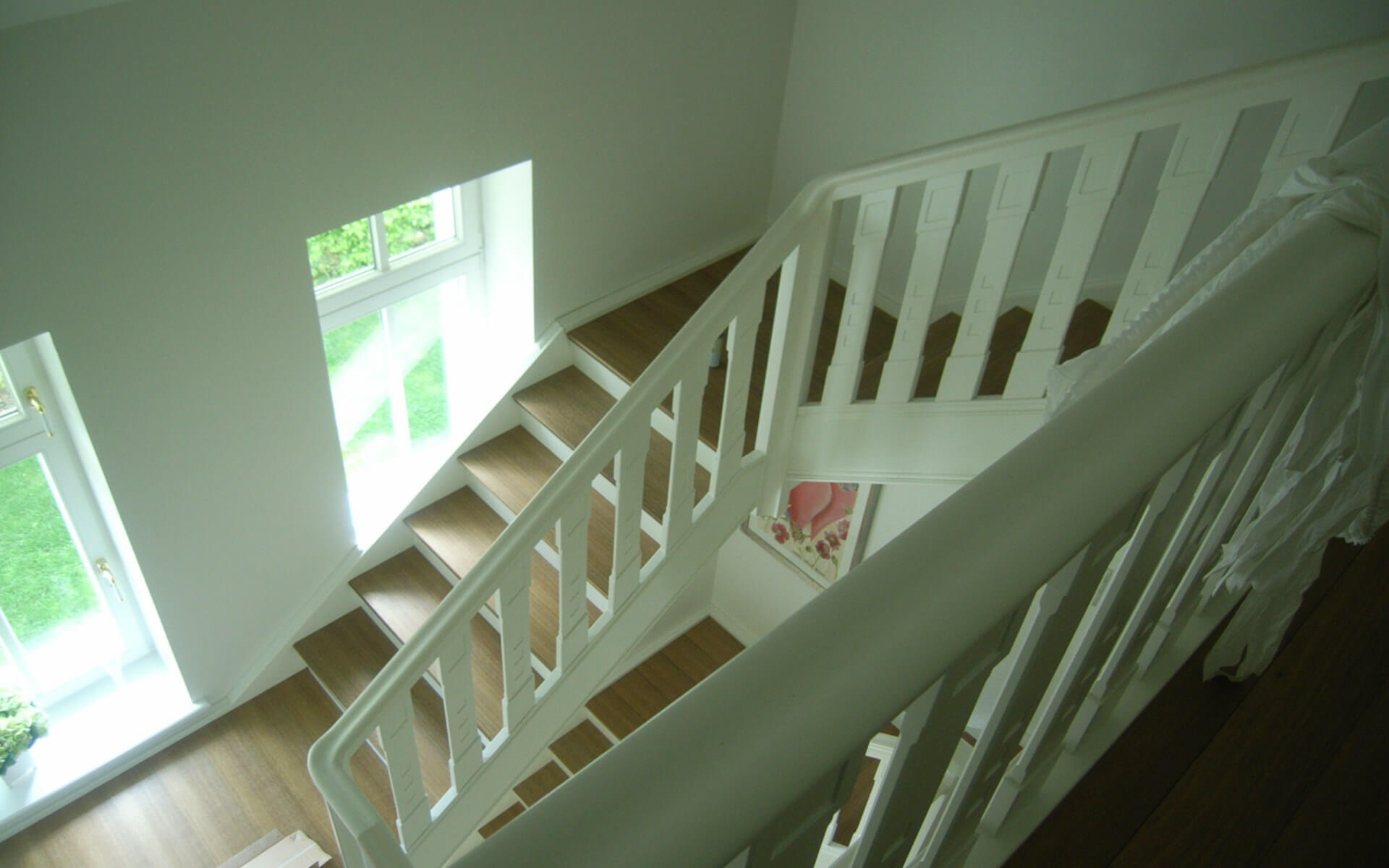 Treppe mit weißem Geländer im Einfamilienhaus Ansicht von oben