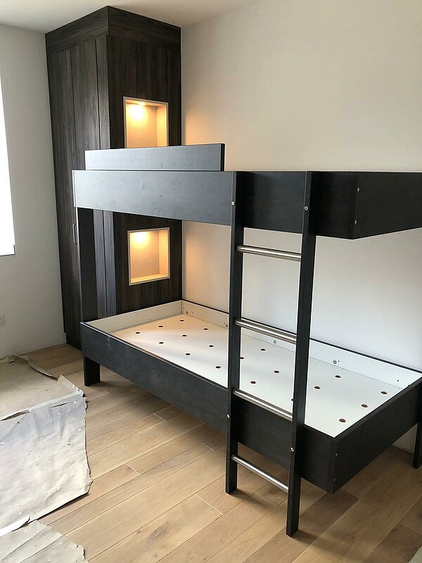 Doppelbett im Zimmer für Monteure von der Tischlerei aus dem Münsterland 