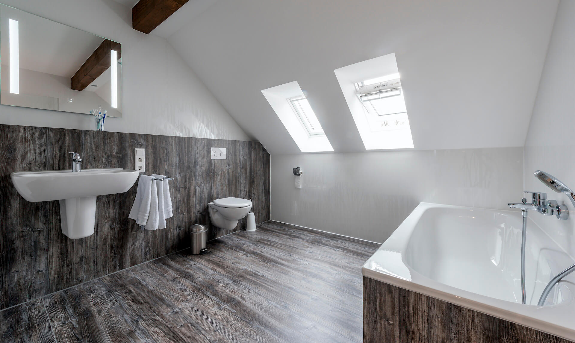 Bad aus einem Guss gestaltet mit Resopal SpaStyling, bodenebener Duschbereich. 