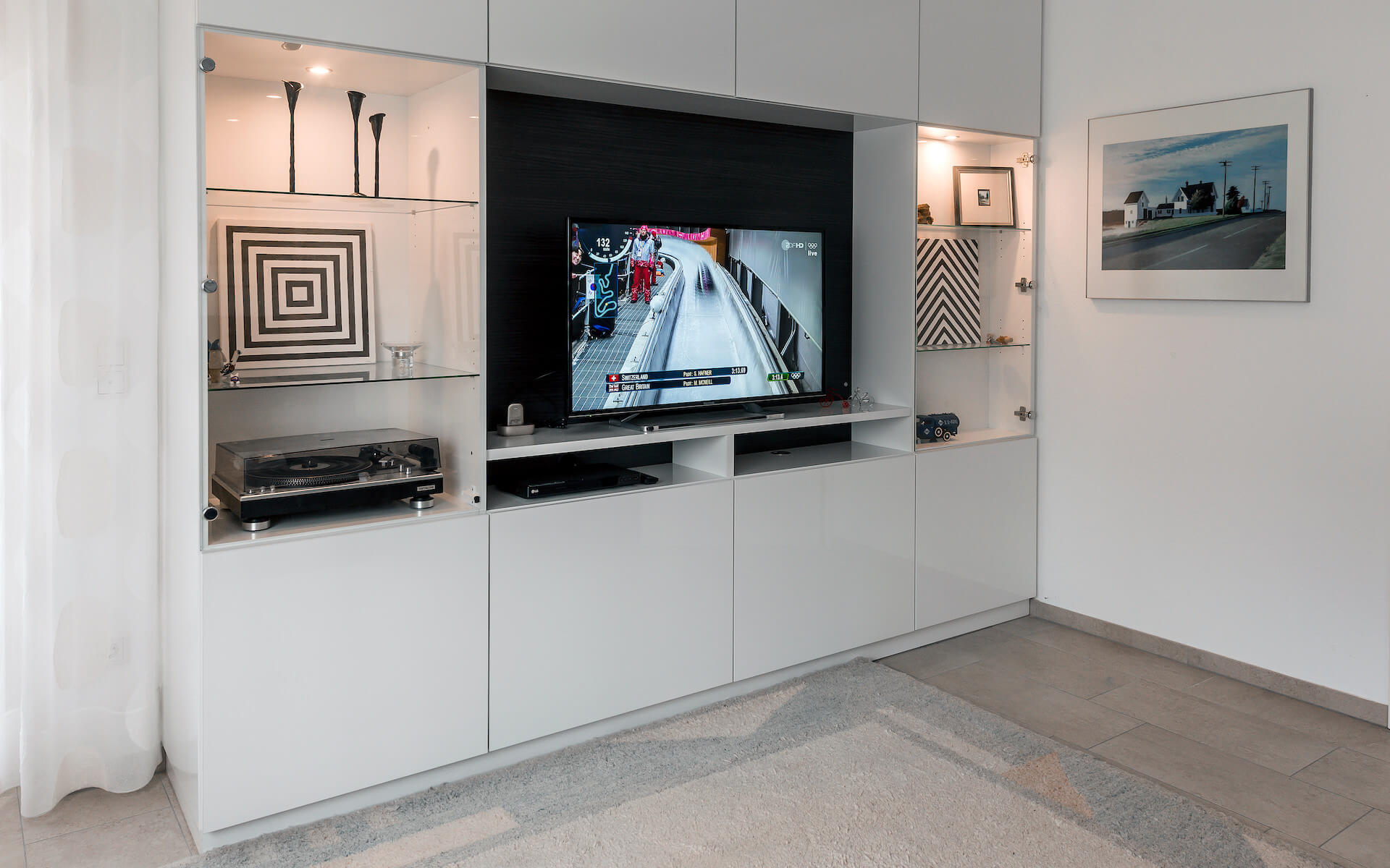 Wohnzimmer mit integriertem Fernseher von der Tischlerei Wieskötter