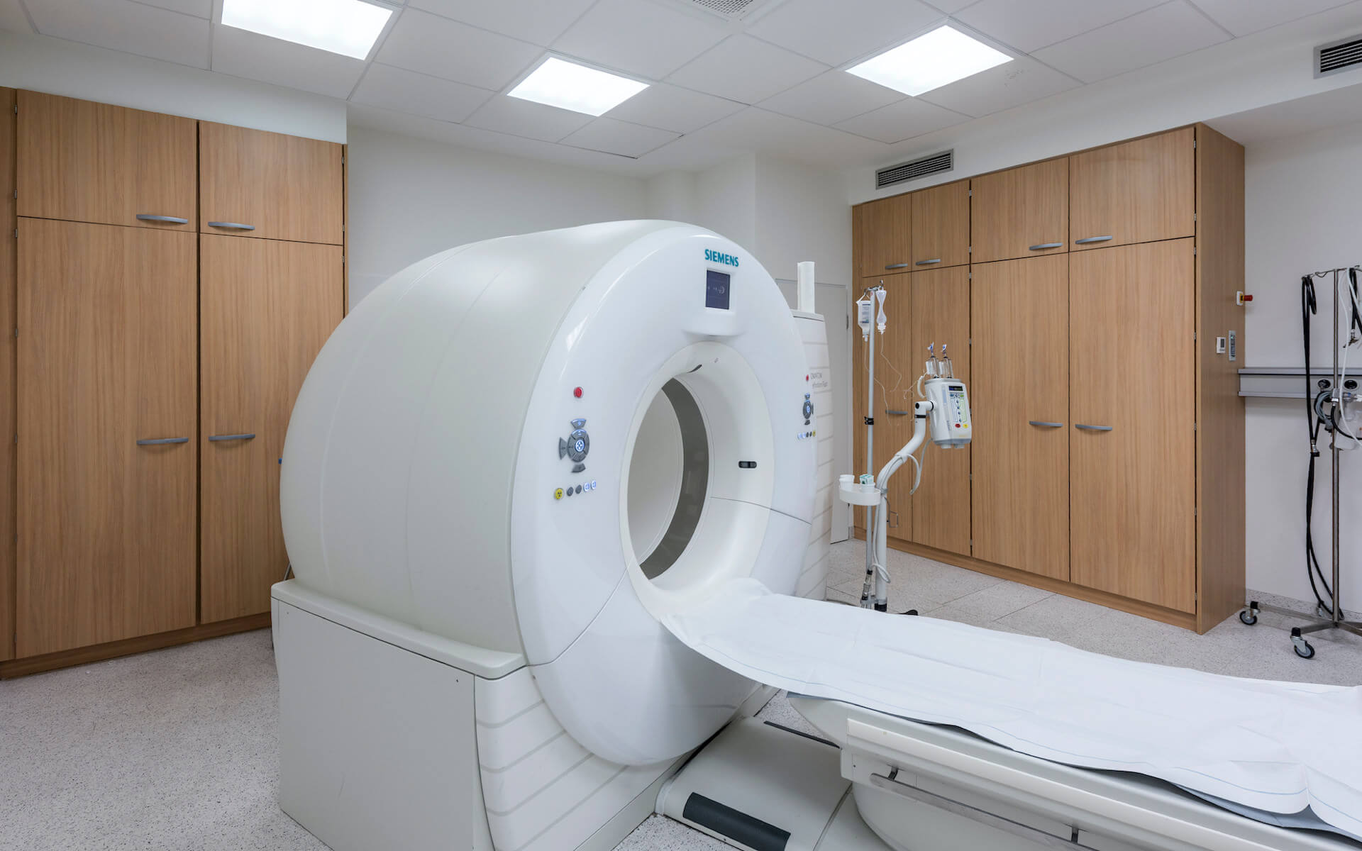Raum für bildgebende Verfahren wie CT und MRT in einer Klinik