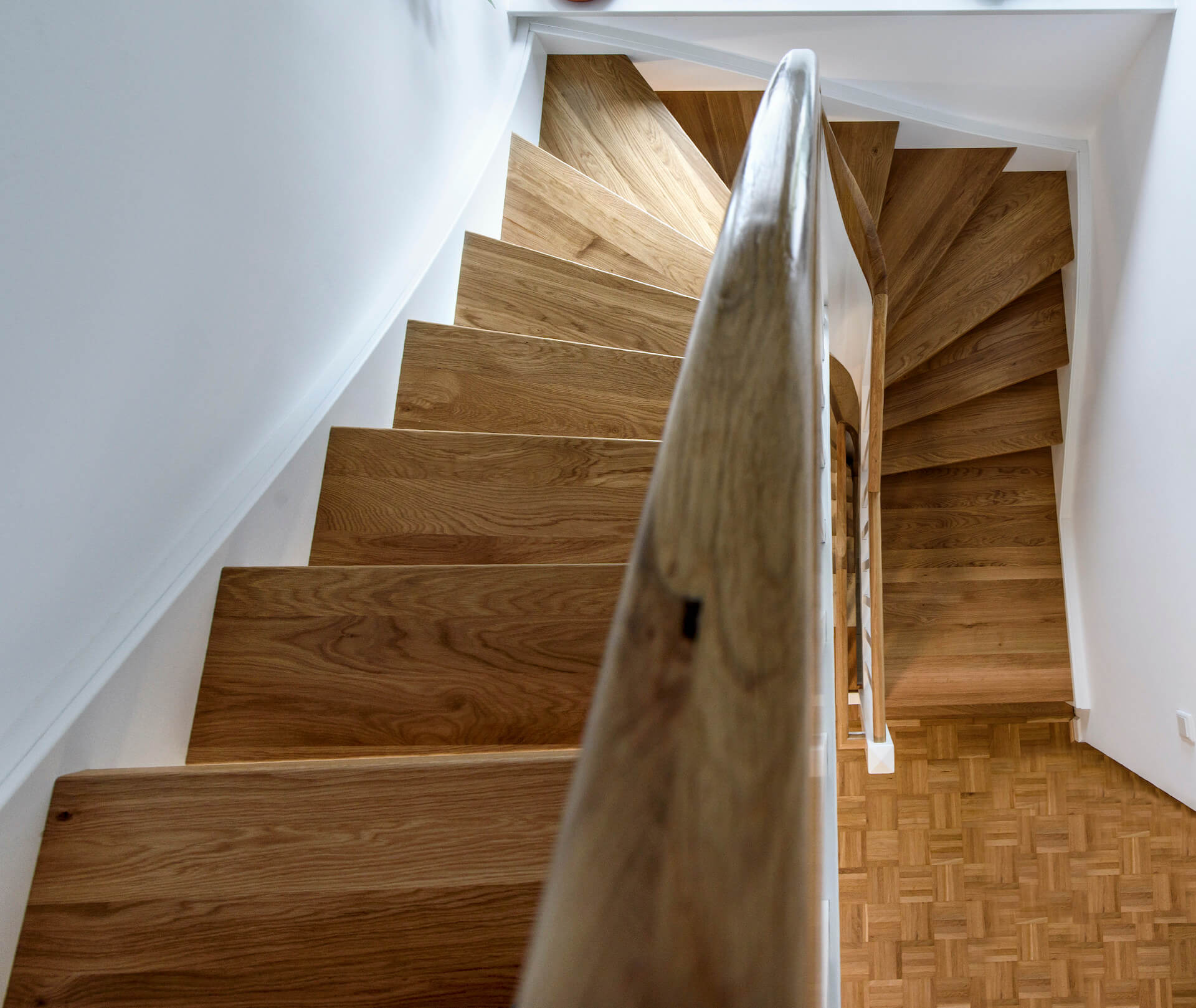 Treppe aus Holz im Einfamilienhaus Blick von oben