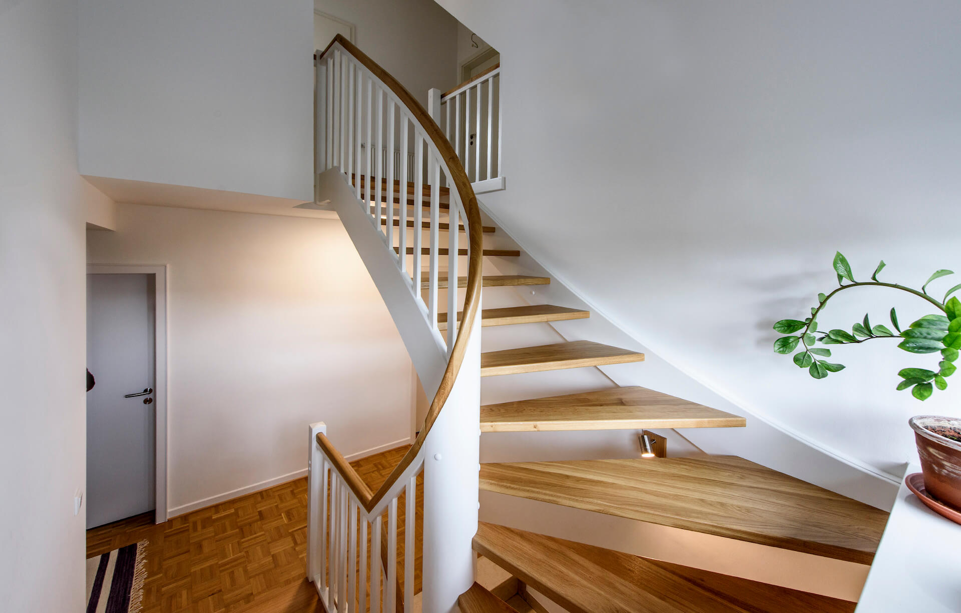 Treppe aus Holz im Einfamilienhaus Ansicht nach unten und nach oben