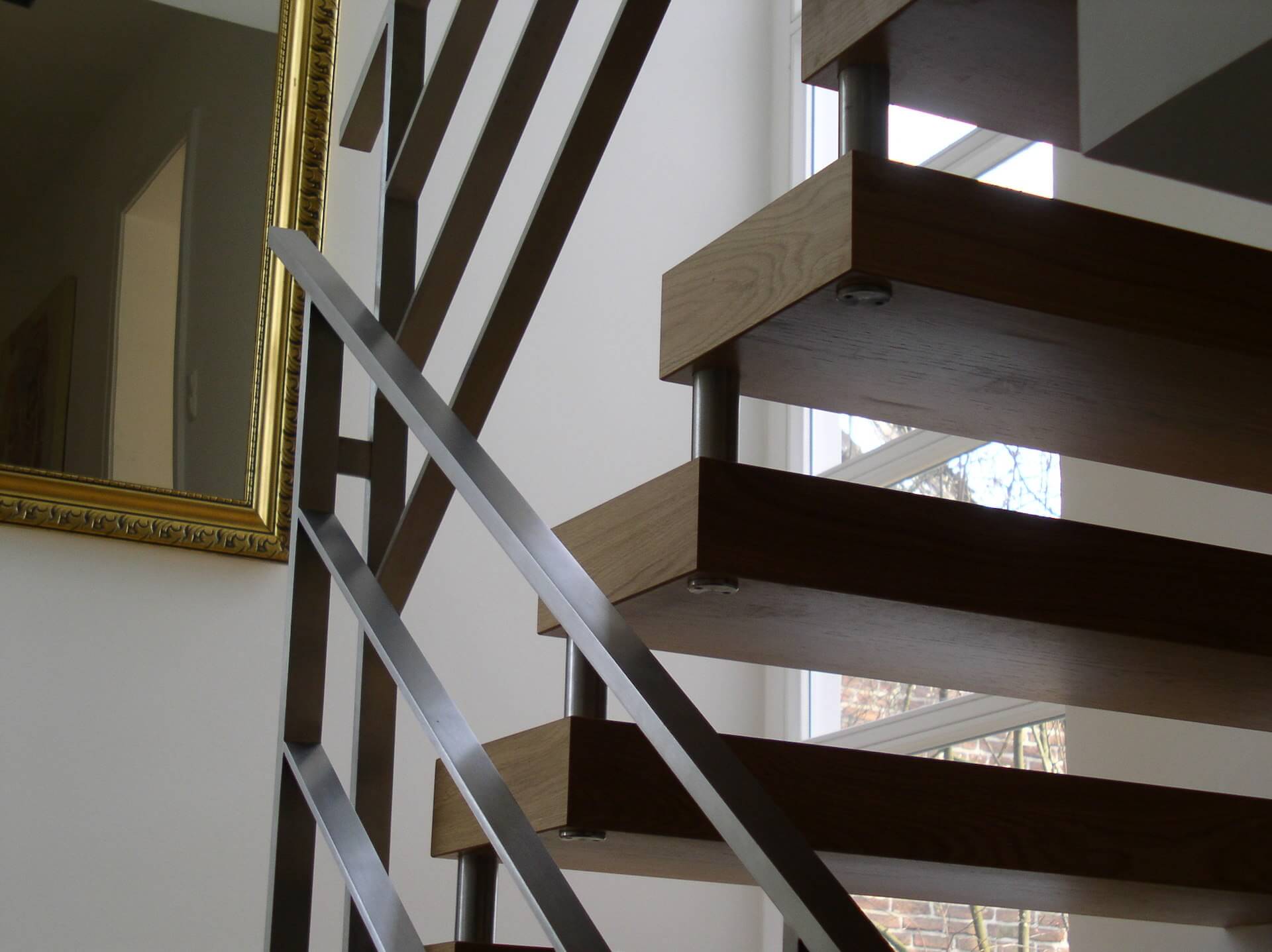 Treppe aus Holz mit Geländer aus Metall weitere Detailansicht