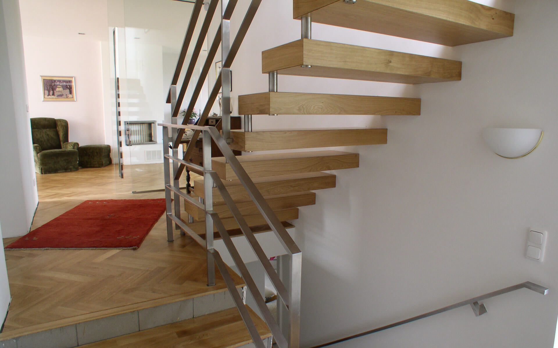 Treppe aus Holz mit Geländer aus Metall 