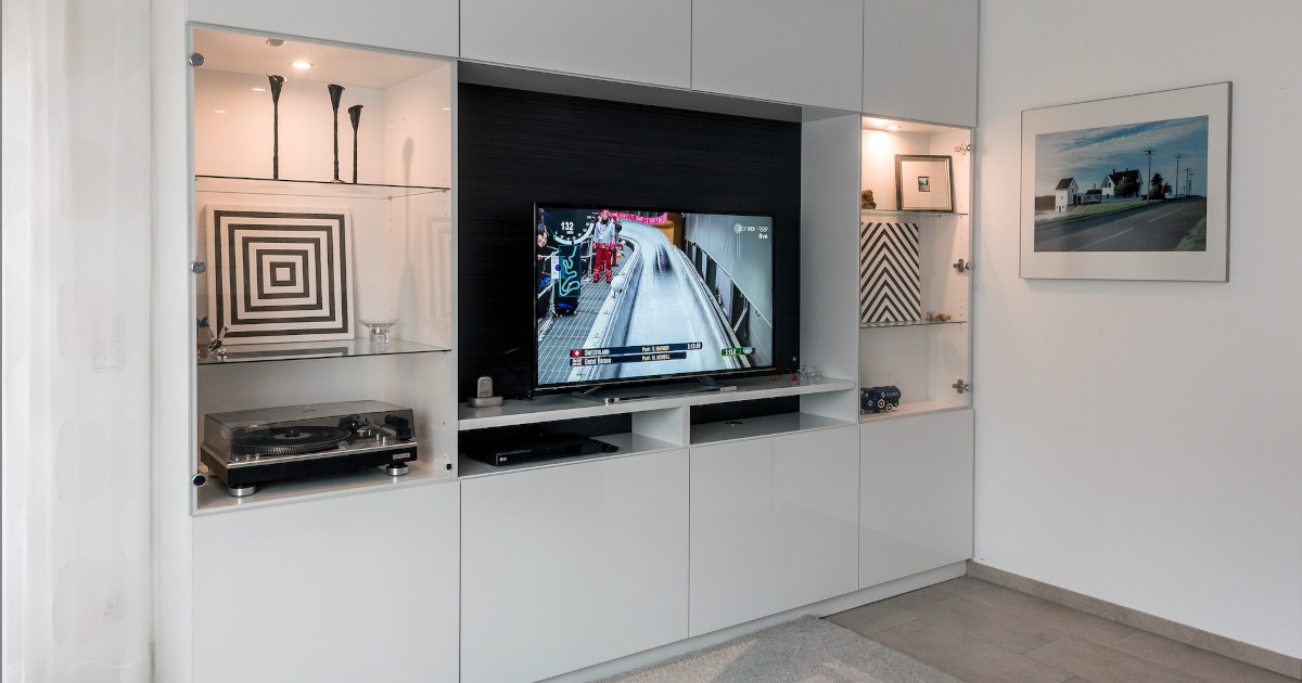 Auf Maß gefertigte Schränke im Wohnbereich mit integriertem Fernseher